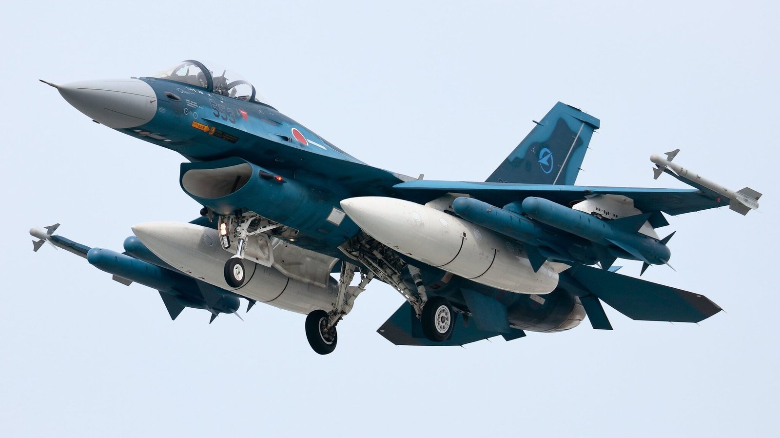 Jet tempur Mitsubishi F-2 milik Angkatan Udara Bela Diri Jepang (JASDF) saat melakukan manuver udara dengan membawa rudal anti-kapal ASM-2 di bawah sayapnya. (Dok. Ist)