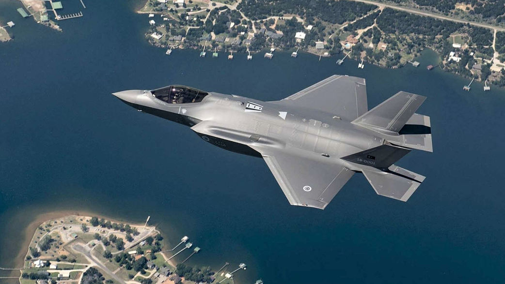 Pesawat tempur siluman F-35A Lightning II dengan lambang Angkatan Udara Turki mengudara. Turki berpotensi kembali ke program jet tempur ini jika sengketa S-400 selesai. (Dok. Ist)