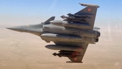 Sebuah jet tempur Rafale milik Angkatan Udara Mesir bermanuver dengan membawa persenjataan lengkap. Pesawat ini menjadi andalan Mesir selama satu dekade terakhir untuk menyeimbangkan kekuatan udara di kawasan. (Dok. Ist)