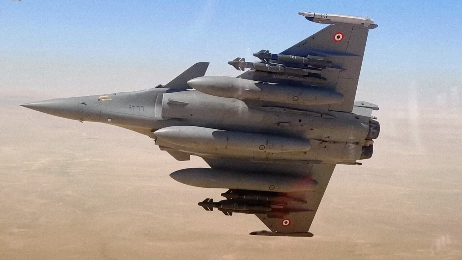 Sebuah jet tempur Rafale milik Angkatan Udara Mesir bermanuver dengan membawa persenjataan lengkap. Pesawat ini menjadi andalan Mesir selama satu dekade terakhir untuk menyeimbangkan kekuatan udara di kawasan. (Dok. Ist)