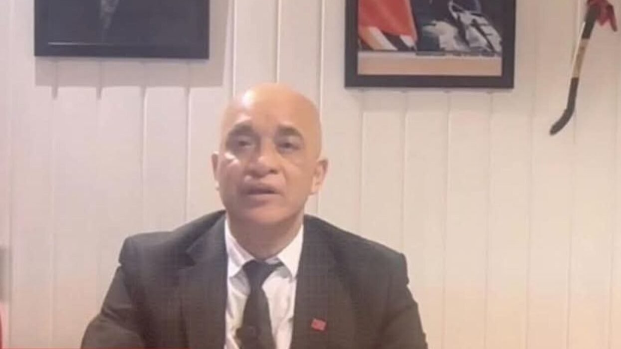 Pimpinan Gerakan Aceh Merdeka (GAM) di Denmark, Johan Makmur, memberikan keterangan pers terkait kucuran bantuan kemanusiaan Uni Eropa untuk korban banjir Sumatera, Senin (22/12/2025). (Dok. Ist)