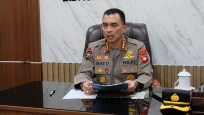Kabid Humas Polda Kalbar, Kombes Bayu Suseno, saat memberikan keterangan terkait mutasi sejumlah PJU dan Kapolres jajaran Polda Kalbar, Desember 2025.