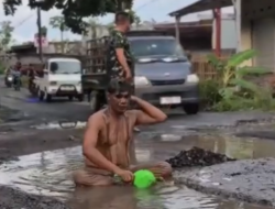 Viral! Frustrasi Jalan Rusak Tak Diperbaiki, Kades Bonder Nekat Mandi Lumpur