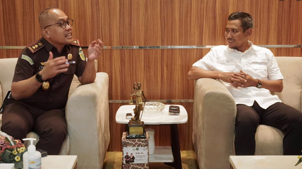 Ketua DPRD Ketapang Achmad Sholeh menerima kunjungan pamit Kepala Kejaksaan Negeri Ketapang Anthony Nainggolan yang mengenakan seragam dinas kejaksaan. (Dok. HO/Faktakalbar.id)