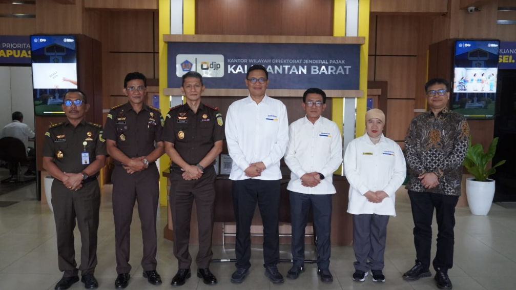 Kepala Kejaksaan Tinggi Kalbar Dr. Emilwan Ridwan berfoto bersama pejabat Kanwil DJP Kalbar usai diskusi panel penegakan hukum perpajakan. (Dok. HO/Faktakalbar.id)