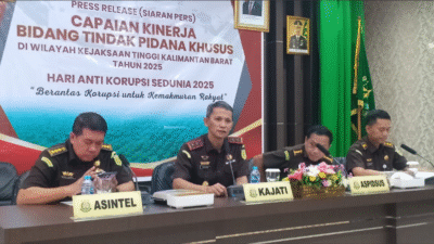 Kepala Kejaksaan Tinggi Kalbar Dr. Emilwan Ridwan didampingi Asintel, Aspidsus, dan Kabag TU memaparkan capaian kinerja pemberantasan korupsi dalam rangka Hakordia 2025. (Dok. HO/Faktakalbar.id)
