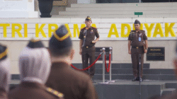 Jajaran Kejati Kalbar membagikan bunga dan stiker kepada pengendara di Bundaran Digulis sebagai kampanye simpatik peringatan Hari Antikorupsi Sedunia 2025. (Dok. HO/Faktakalbar.id)