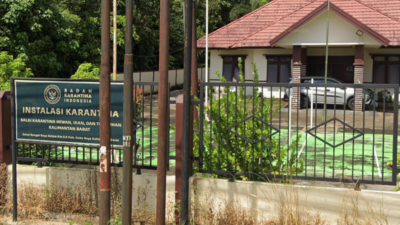 Gedung Instalasi Karantina milik Balai Karantina Hewan, Ikan, dan Tumbuhan Kalimantan Barat. Lembaga ini terus berupaya menggagalkan berbagai modus penyelundupan satwa liar di perbatasan. (Dok. Ist)