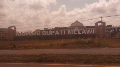 Kantor Bupati Melawi. Pemerintah daerah setempat bergerak cepat melakukan monitoring pasar usai harga gas elpiji 3kg dilaporkan tembus Rp40 ribu per tabung, Selasa (23/12/2025). (Dok. Ist)