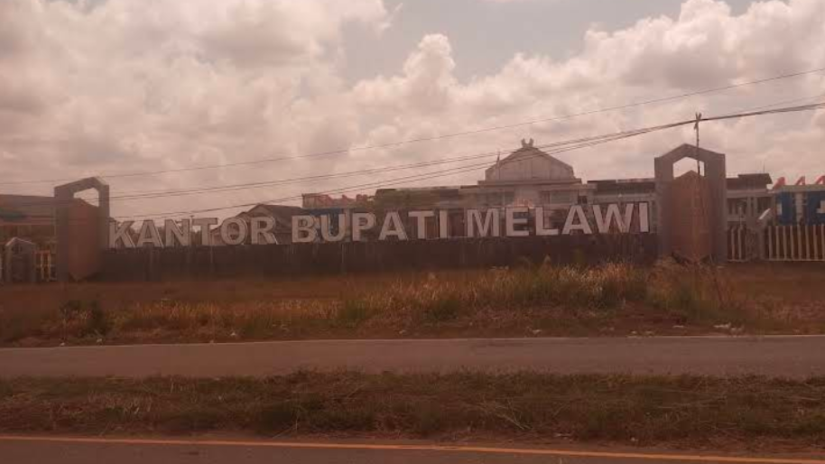 Kantor Bupati Melawi. Pemerintah daerah setempat bergerak cepat melakukan monitoring pasar usai harga gas elpiji 3kg dilaporkan tembus Rp40 ribu per tabung, Selasa (23/12/2025). (Dok. Ist)