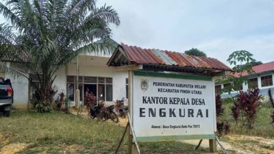 Kantor Kepala Desa Engkurai, Kecamatan Pinoh Utara, Kabupaten Melawi. Kepala desa setempat kini menjadi sorotan publik usai menandatangani surat pernyataan yang memuat aturan monopoli vendor listrik dengan tarif tinggi. (Dok. Ist)