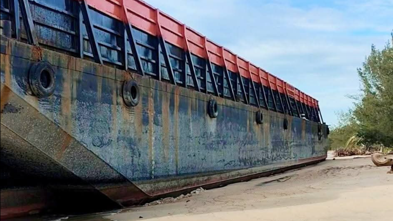 Kapal ponton besar terdampar di Pantai Padang 12 Ketapang yang viral di media sosial dan dikaitkan warganet dengan legenda kota gaib. (Dok. Ist)