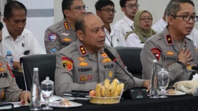 Kapolda Kalbar, Irjen Pol Pipit Rismanto, saat memaparkan capaian kinerja dan tantangan wilayah perbatasan di hadapan rombongan Komisi III DPR RI di Mapolda Kalbar, Rabu (10/12/2025).