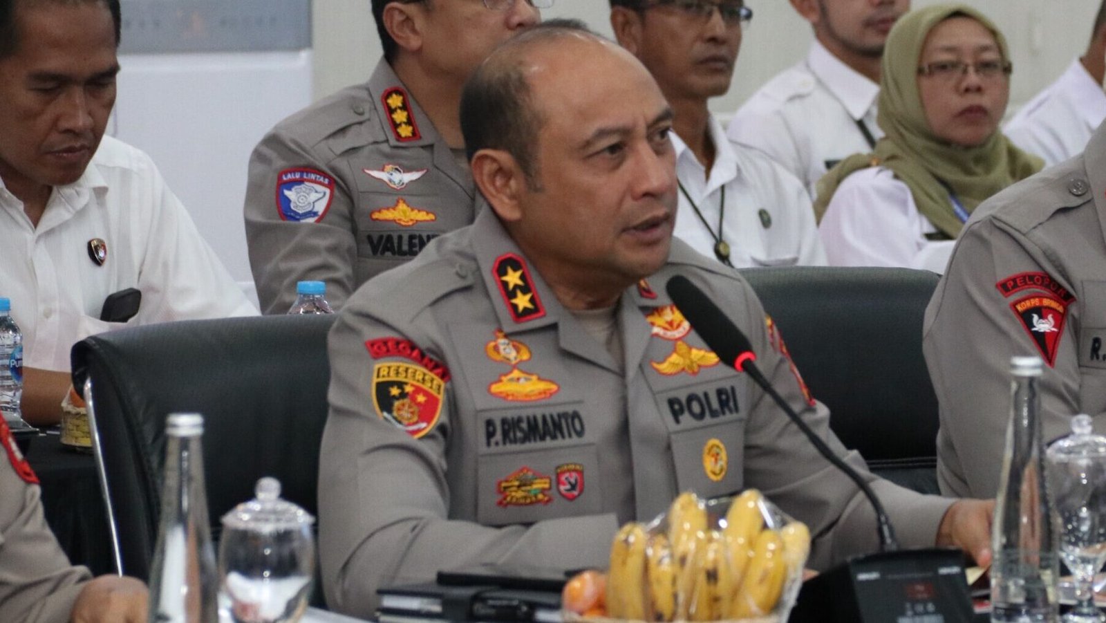 Kapolda Kalbar, Irjen Pol Pipit Rismanto, saat memaparkan capaian kinerja dan tantangan wilayah perbatasan di hadapan rombongan Komisi III DPR RI di Mapolda Kalbar, Rabu (10/12/2025).