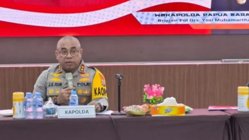 Kepala Polda Papua Barat, Irjen Pol Johnny Eddizon Isir, saat memberikan keterangan pers terkait pengungkapan kasus pertambangan ilegal dan barang bukti yang disita di Manokwari, Selasa.