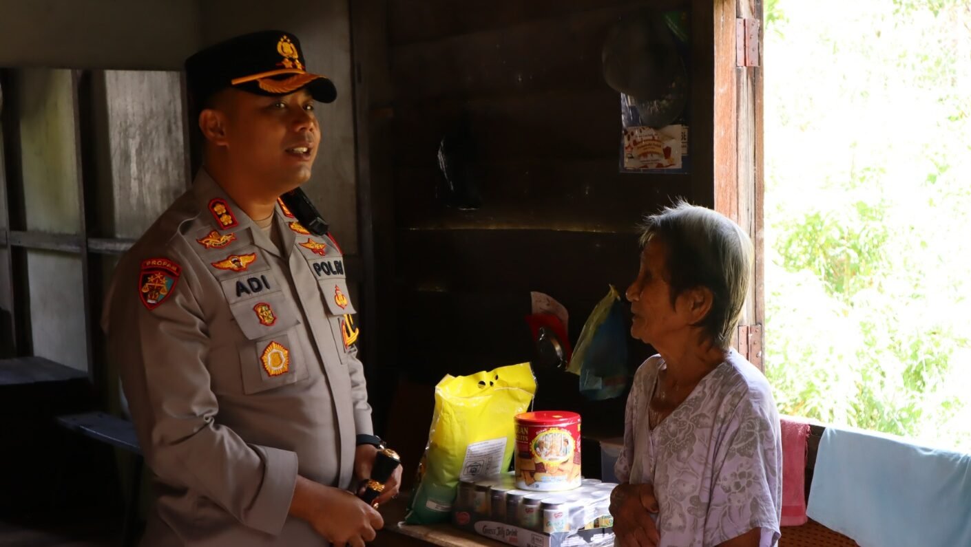 Kapolres Kayong Utara, AKBP Adi Prabowo, saat menyerahkan paket sembako kepada salah satu warga di Sukadana menjelang perayaan Natal, Rabu (24/12/2025).
