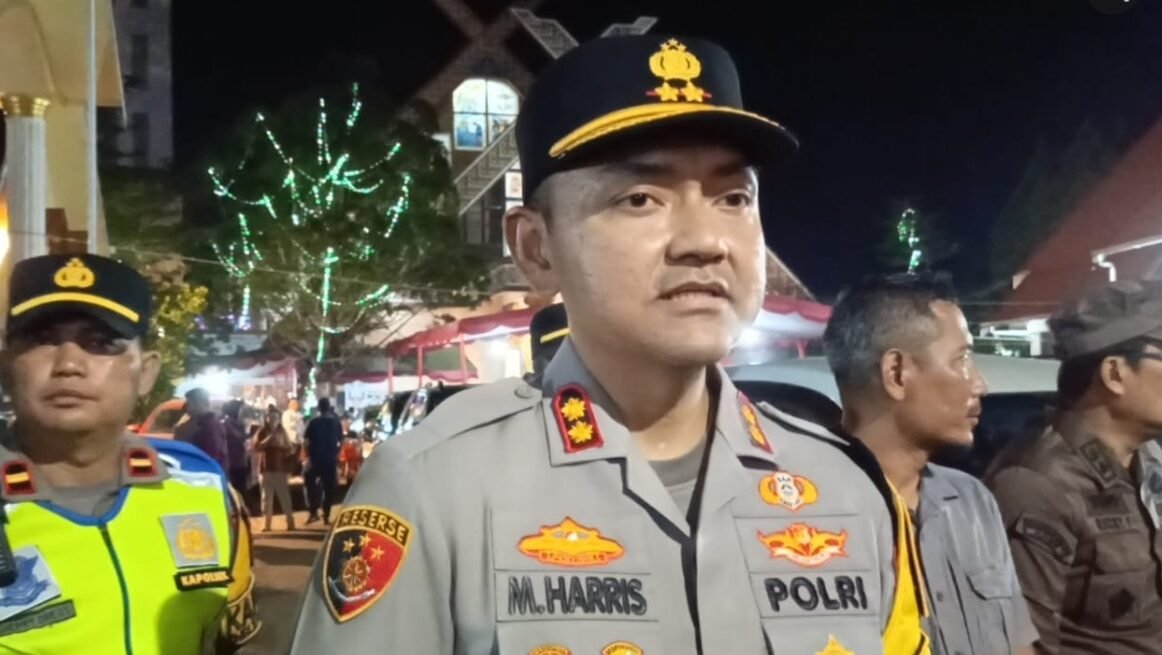 Kapolres Ketapang, AKBP Muhammad Harris, memberikan keterangan pers terkait larangan penggunaan petasan saat meninjau pengamanan ibadah Natal di Gereja Katedral, Rabu malam (24/12/2025). (Dok. HO/Faktakalbar.id)