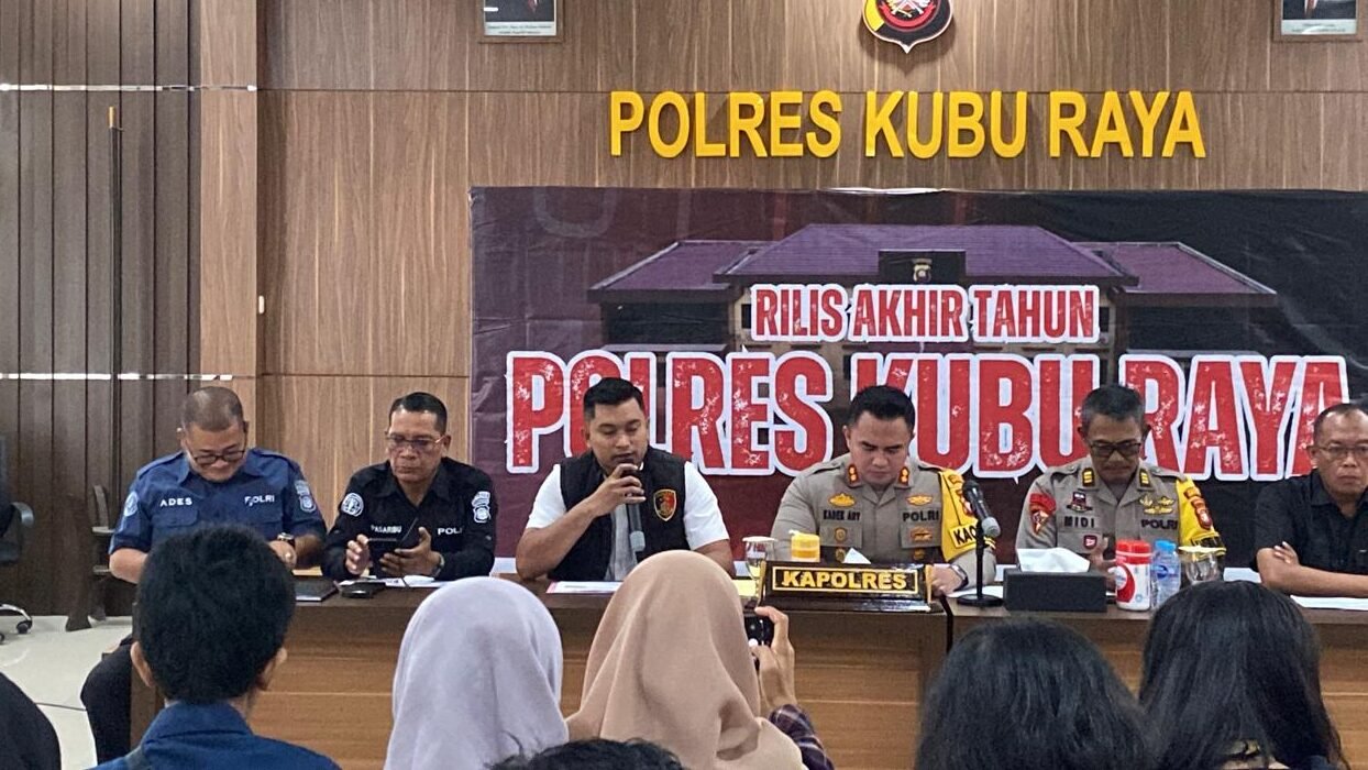 Kapolres Kubu Raya, AKBP Kadek Ary Mahardika, didampingi PJU saat memimpin konferensi pers rilis kinerja akhir tahun 2025, Selasa (30/12).