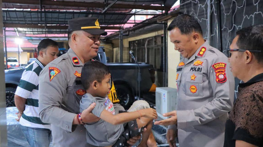 Kapolres Sintang menggendong Boy, siswa SDN 18 Jabai yang mengalami pembengkakan kaki akibat sengatan tawon, untuk segera mendapatkan perawatan medis intensif di RSUD Sintang. (Dok. HO/Faktakalbar.id)