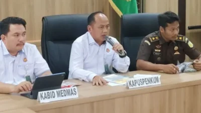 Kepala Pusat Penerangan Hukum (Kapuspenkum) Kejagung, Anang Supriatna, saat memberikan keterangan pers mengenai capaian kinerja dan penanganan kasus korupsi besar di Jakarta.