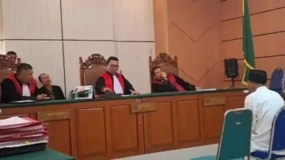 "Kakek Masir (71) dituntut 2 tahun penjara karena mencuri burung demi makan. Kasus ini mempertemukan penegakan hukum konservasi dengan realitas kemiskinan struktural dan amanat Pasal 34 UUD 1945."