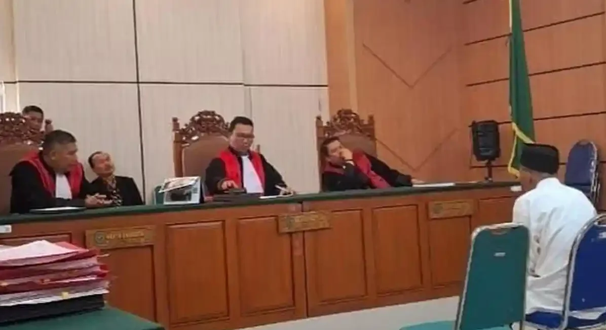 "Kakek Masir (71) dituntut 2 tahun penjara karena mencuri burung demi makan. Kasus ini mempertemukan penegakan hukum konservasi dengan realitas kemiskinan struktural dan amanat Pasal 34 UUD 1945."