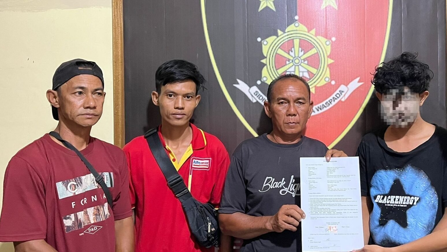 "Kasus pencurian 6 slop rokok di Pangkalan Buton, Kayong Utara, diselesaikan lewat mediasi. Pelaku RZ kembalikan barang, korban sepakat damai dan cabut laporan. "