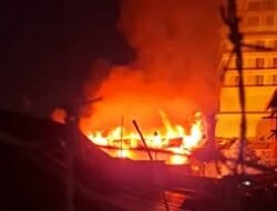 Dua Rumah Hangus, Kebakaran Landa Pemukiman Warga di Jalan Teuku Umar Pontianak