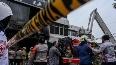 "Kebakaran Gedung Terra Drone di Kemayoran menewaskan 22 orang. Ledakan baterai dan minimnya akses keluar diduga jadi penyebab fatalitas korban yang terjebak."