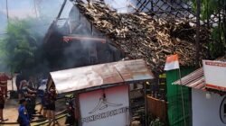 Kondisi bangunan Pondok Makan Pak Nur di Singkawang yang hangus terbakar dengan kepulan asap yang masih tersisa usai api berhasil dipadamkan petugas, Selasa (9/12/2025) siang.