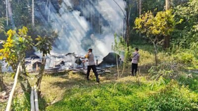 Kondisi sisa bangunan rumah milik warga di Dusun Entikong Benuan yang hangus terbakar pada Rabu (17/12/2025). Lokasi yang curam menyulitkan akses pemadaman.