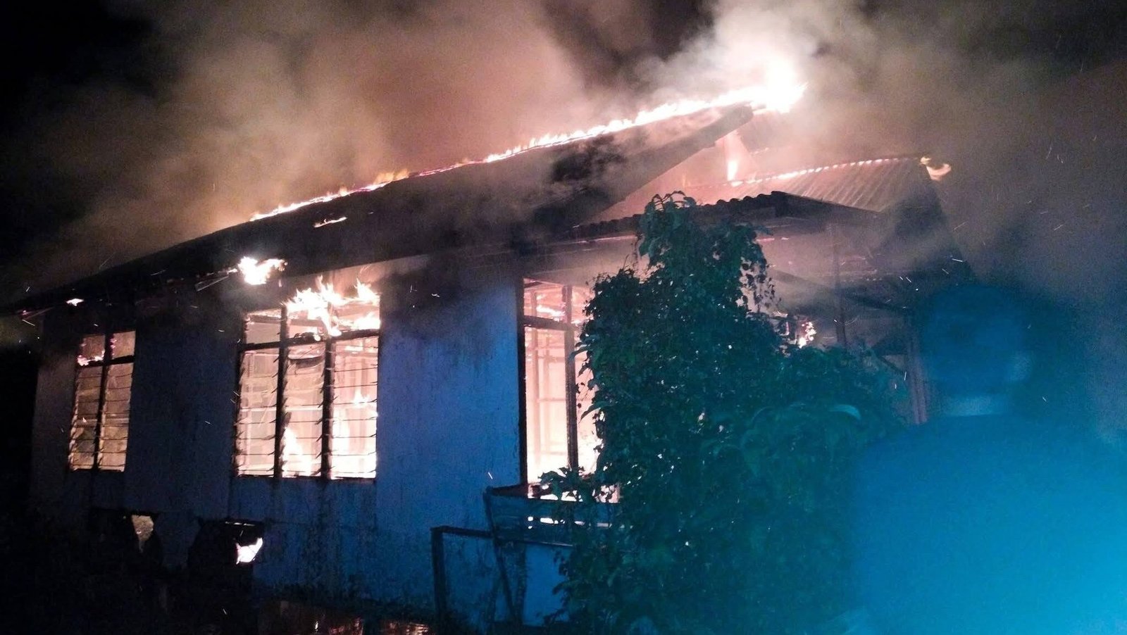 Kondisi api yang menghanguskan sebuah rumah warga di Kelurahan Mulia Baru, Kecamatan Delta Pawan, Kabupaten Ketapang, pada Senin (22/12/2025) malam.