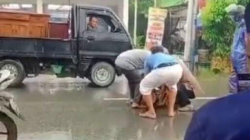 Warga mengevakuasi korban yang terkapar di tengah jalan. (Dok, Ist)