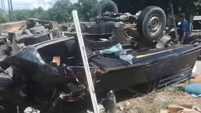 Kondisi kendaraan pick up bermuatan cabai yang mengalami kerusakan parah usai menghantam pondasi rumah warga di Desa Rukmajaya, Minggu (28/12/2025).