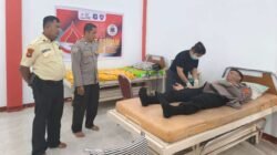 Petugas PMI Kabupaten Sanggau saat melakukan proses pengambilan darah dari anggota Polres Sanggau dalam rangka peringatan HUT Satpam ke-45, Selasa (16/12/2025).