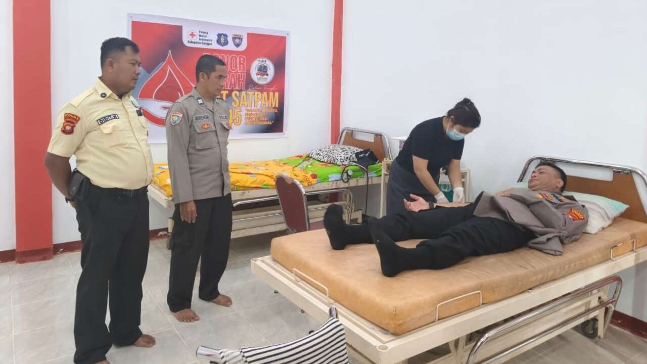 Petugas PMI Kabupaten Sanggau saat melakukan proses pengambilan darah dari anggota Polres Sanggau dalam rangka peringatan HUT Satpam ke-45, Selasa (16/12/2025).