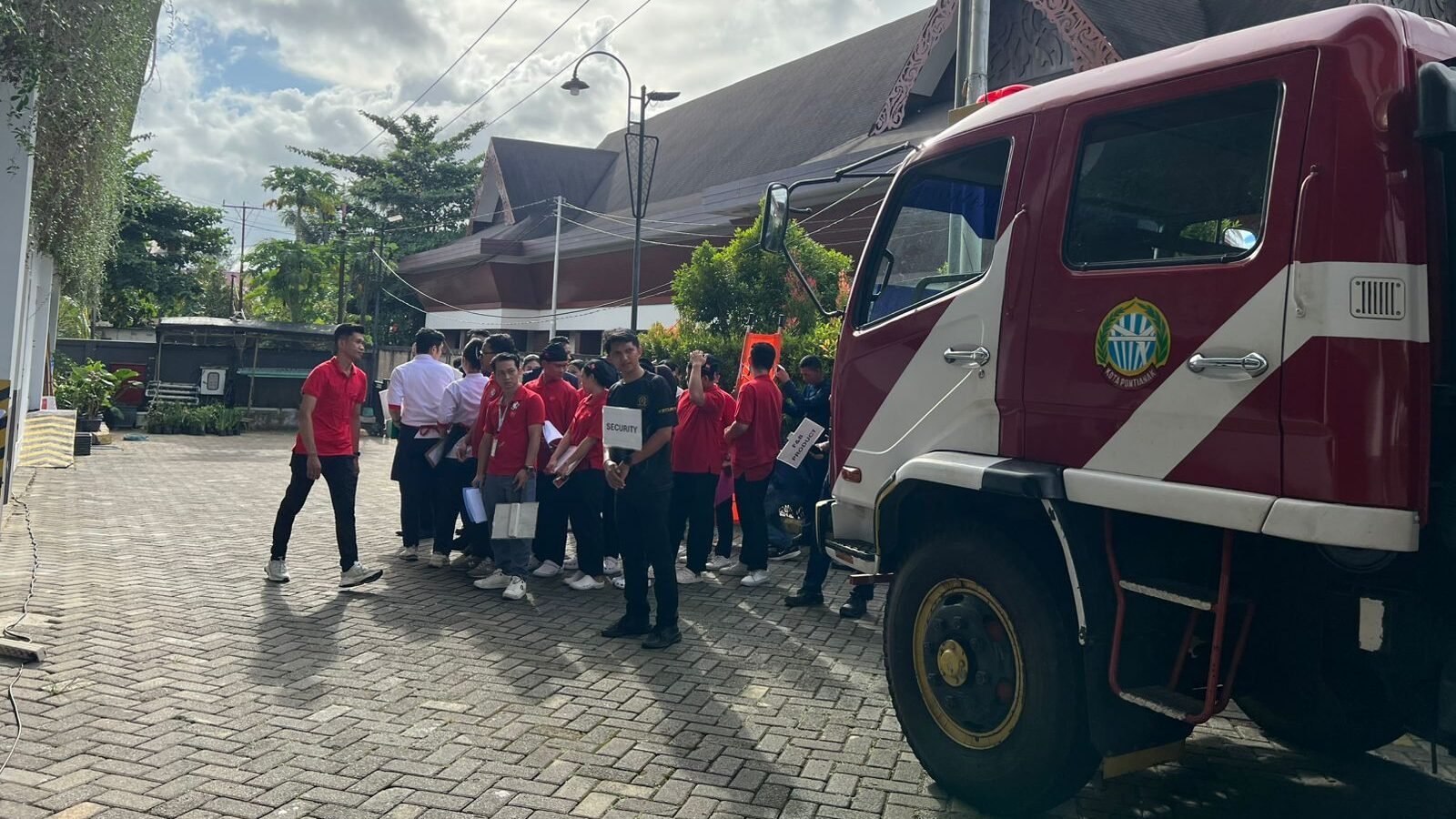 Karyawan Mercure dan ibis Pontianak City Center dalam kegiatan simulasi kebakaran, Senin (22/12/2025).