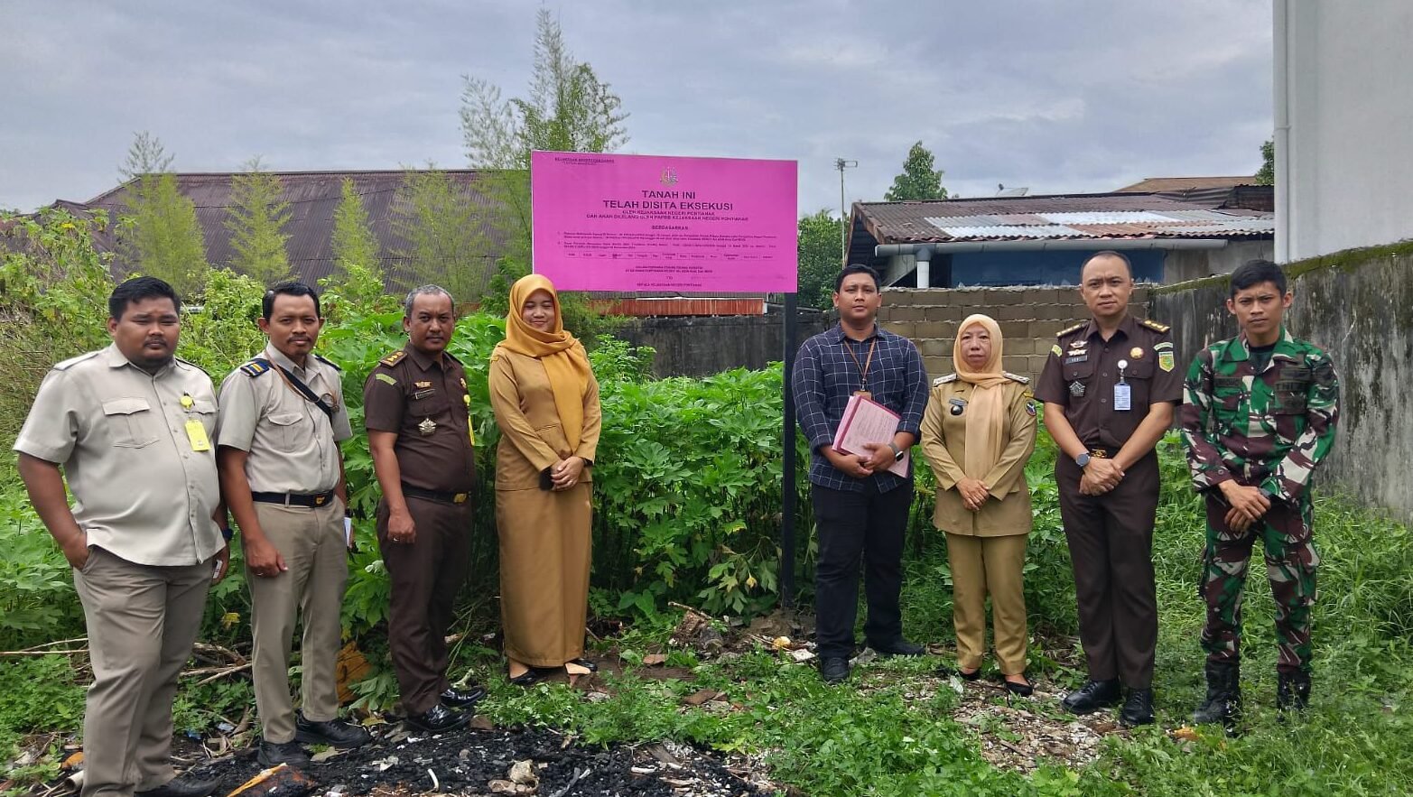 "Kejari Pontianak pasang plang sita eksekusi pada 7 aset milik terpidana korupsi Wendy (DPO). Upaya pemulihan kerugian negara Rp14,1 miliar sesuai putusan MA."