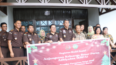 Kepala Kejati Kalbar Emilwan Ridwan bersama jajaran berfoto dengan Purna Adhyaksa saat anjangsana bakti sosial Natal 2025. (Dok. HO/Faktakalbar.id)