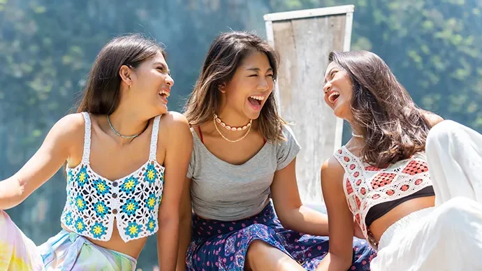 "Sering dianggap berisik, padahal extrovert punya potensi besar! Simak 6 kelebihan orang extrovert yang sangat menguntungkan dalam karir dan pergaulan."