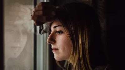 'Sering dianggap percaya diri dan asyik, ternyata orang extrovert juga punya sisi rapuh. Simak 6 kelemahan umum kepribadian extrovert yang perlu diwaspadai di sini."