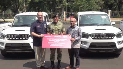 Sekjen Kemhan Letjen TNI Tri Budi Utomo menerima hibah kendaraan taktis Scorpio Vigar dari Dirut PT Agrinas untuk operasional bencana alam. (Dok. Kemhan RI)