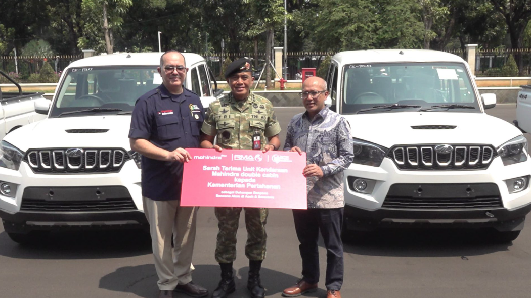 Sekjen Kemhan Letjen TNI Tri Budi Utomo menerima hibah kendaraan taktis Scorpio Vigar dari Dirut PT Agrinas untuk operasional bencana alam. (Dok. Kemhan RI)