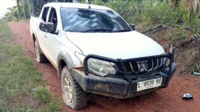 kendaraan operasional di kawasan pertambangan. Satu unit mobil dan motor milik PT SRM dilaporkan rusak akibat amuk massa WNA di Ketapang, Minggu (14/12/2025).