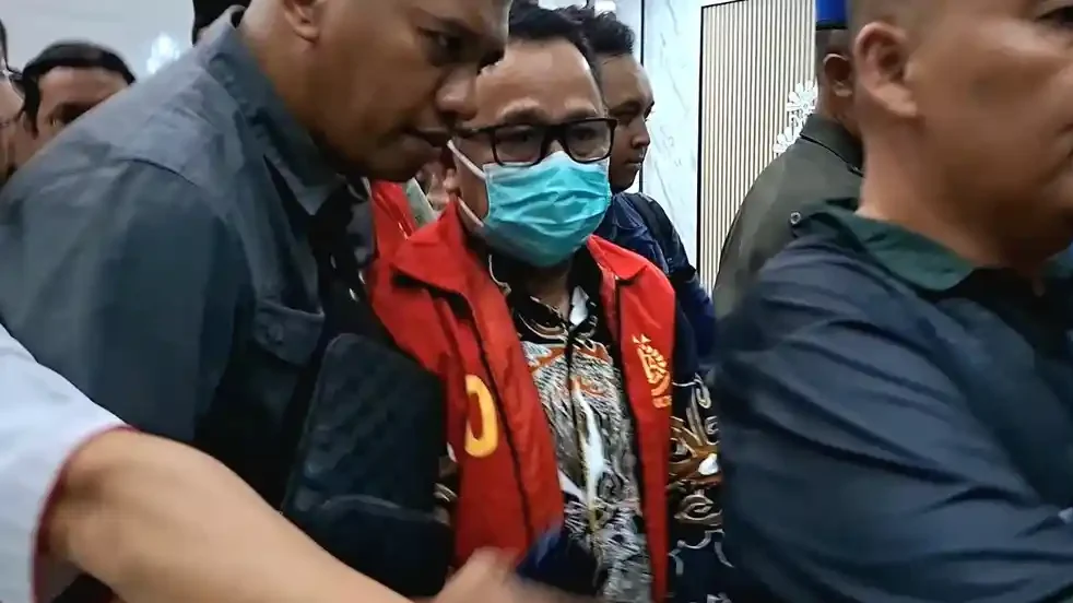 Kejati Kalteng tetapkan Kadis ESDM Vent Christway sebagai tersangka kasus korupsi zirkon. Kerugian negara ditaksir mencapai Rp1,3 triliun akibat persetujuan RKAB bermasalah.