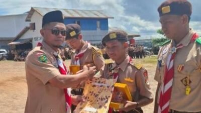 Momen simbolis penyerahan hadiah dan piagam penghargaan kepada perwakilan peserta berprestasi di sela-sela acara.