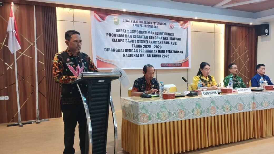 Kepala Disbunnak Sanggau, Syafriansah, saat memberikan paparan mengenai strategi pembangunan sawit dalam Rakor RAN KSB di Hotel Harvey, Kamis (11/12/2025).