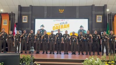 Foto bersama Kepala Kejaksaan Tinggi Kalimantan Barat, Dr. Emilwan Ridwan (tengah), beserta seluruh Pejabat Utama (PJU), Kepala Kejaksaan Negeri (Kajari), dan Kepala Cabang Kejaksaan Negeri (Kacabjari) se-Kalimantan Barat usai pembukaan Rapat Kerja Daerah Tahun 2025 di Aula Baharuddin Lopa, Pontianak, Kamis (11/12/2025).