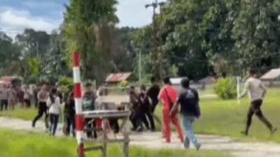 Suasana di sekitar Gedung Serbaguna Kecamatan Bika, Kabupaten Kapuas Hulu, lokasi terjadinya kericuhan antara warga dan ormas, Minggu (14/12).