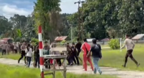 Suasana di sekitar Gedung Serbaguna Kecamatan Bika, Kabupaten Kapuas Hulu, lokasi terjadinya kericuhan antara warga dan ormas, Minggu (14/12).